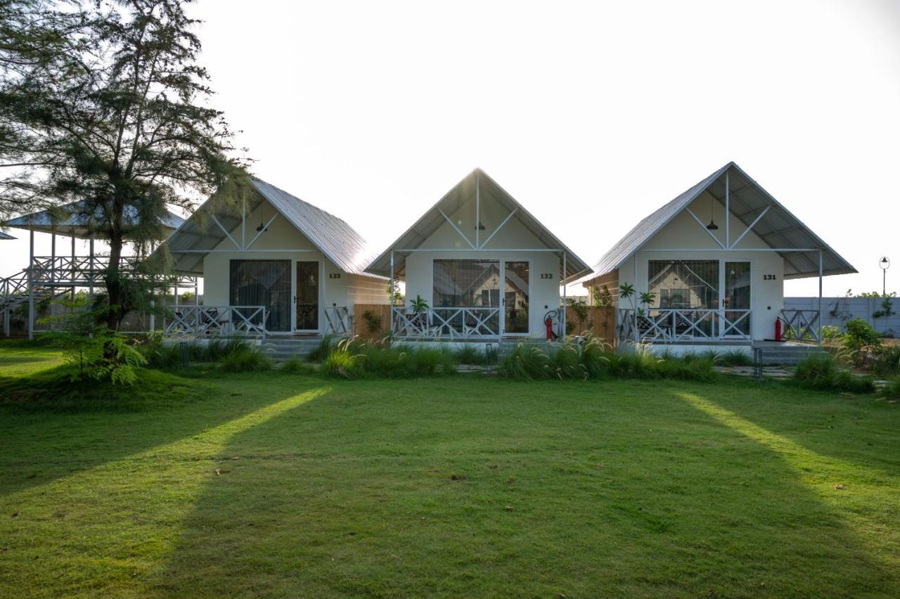 Praveg Beach Resort Daman Lighthouse Beach Exteriér fotografie